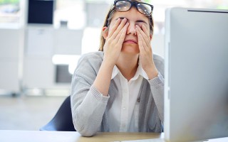 Trockene Augen – im Büro gibt es einige mögliche Auslöser