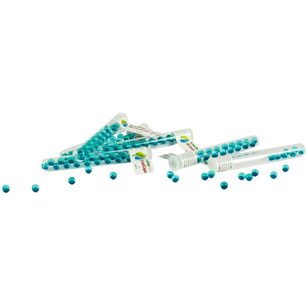 Mehrere Röhrchen mit blauen Kugeln liegen verstreut.